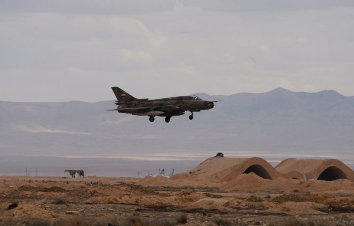 Máy bay phản lực không quân Syria trên sân bay