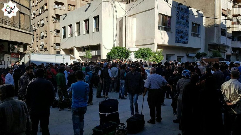 Hàng ngàn phiến quân Syria đầu hàng, di tản khỏi ngoại vi Damascus (video) ảnh 1 Hàng ngàn phiến quân Syria đầu hàng, di tản khỏi ngoại vi Damascus (video) ảnh 1