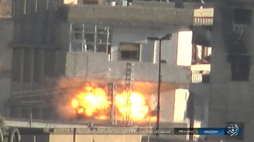 Sắp bại vong, IS ngoan cố tử thủ tại hang ổ Raqqa (video) ảnh 3