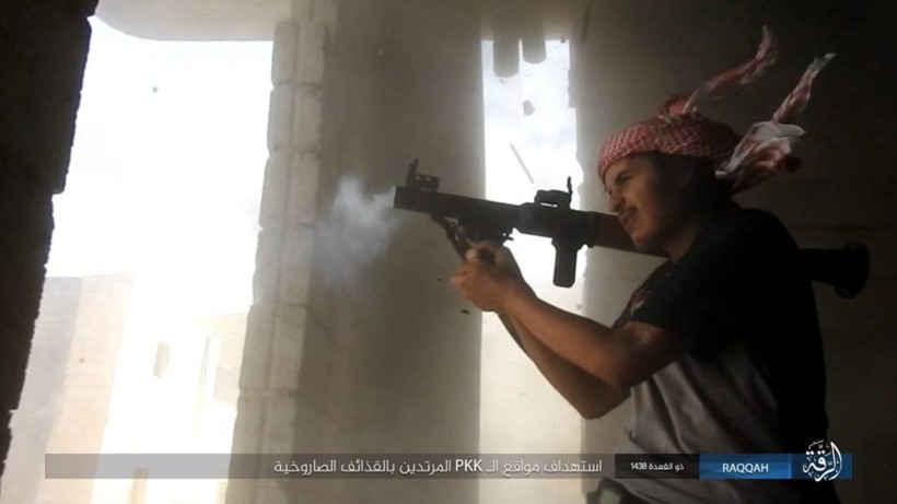 Sắp bại vong, IS ngoan cố tử thủ tại hang ổ Raqqa (video) ảnh 4