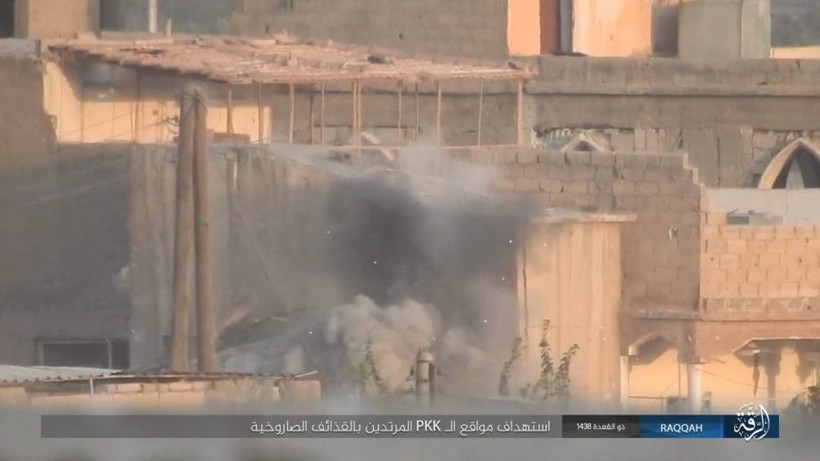 Sắp bại vong, IS ngoan cố tử thủ tại hang ổ Raqqa (video) ảnh 5