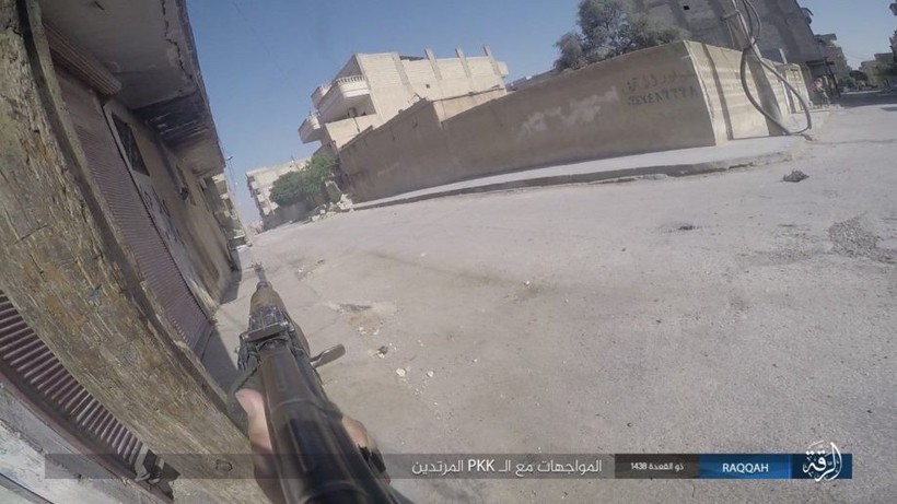 Sắp bại vong, IS ngoan cố tử thủ tại hang ổ Raqqa (video) ảnh 6