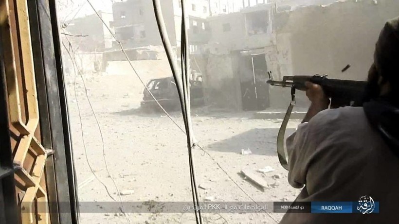 Sắp bại vong, IS ngoan cố tử thủ tại hang ổ Raqqa (video) ảnh 7