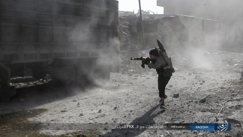 Sắp bại vong, IS ngoan cố tử thủ tại hang ổ Raqqa (video) ảnh 8