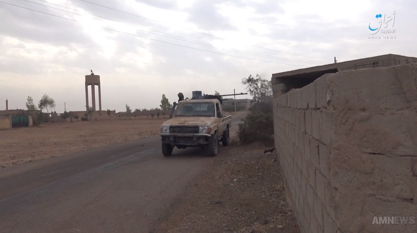 Các phần tử khủng bố IS tiếp tục phản công trên chiến trường thành phố Abu Kamal - ảnh video Amaq