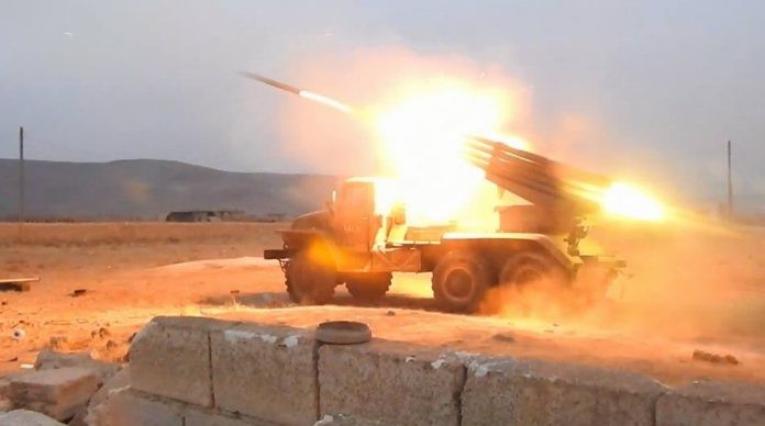 Pháo binh quân đội Syria chiến đấu trên chiến trường tỉnh Idlib - ảnh minh họa Masdar News