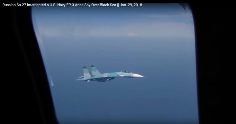 Chiếc Su-27 không quân Hải quân Nga nhìn từ trong khoang chiếc EP-3E Aries II - ảnh Hải quân Mỹ