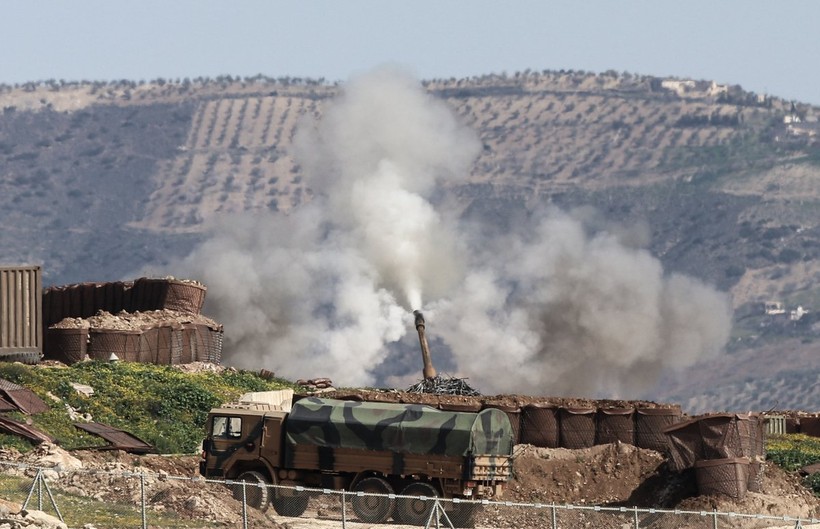 Pháo binh Thổ Nhĩ Kỳ bắn phá chiến tuyến của lực lượng dân quân người Kurd ở Afrin - ảnh truyền thông Thổ Nhĩ Kỳ