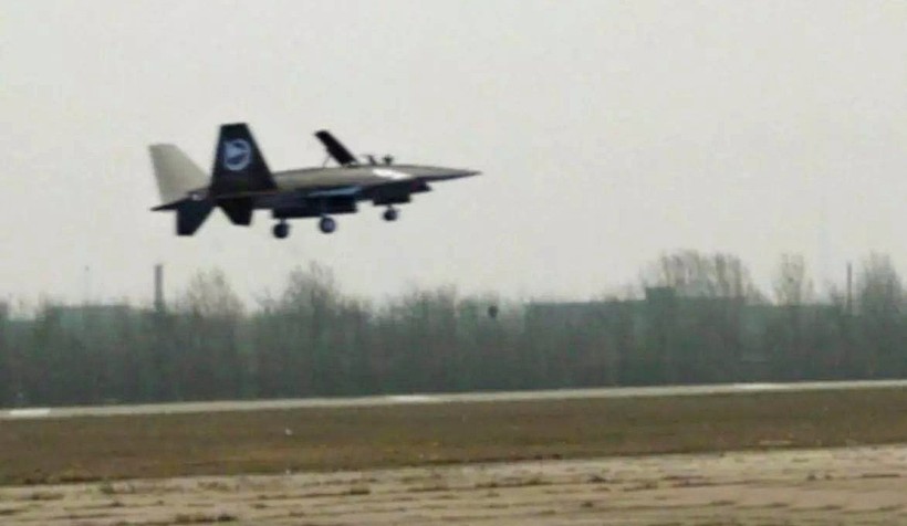 Drone Dark Sword trong một chuyến bay thử. Ảnh Aviation International News