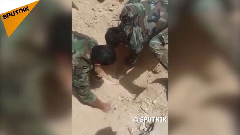 Kho vũ khí và tên lửa TOW của quân đội Syria tự do FSA. Ảnh minh họa video