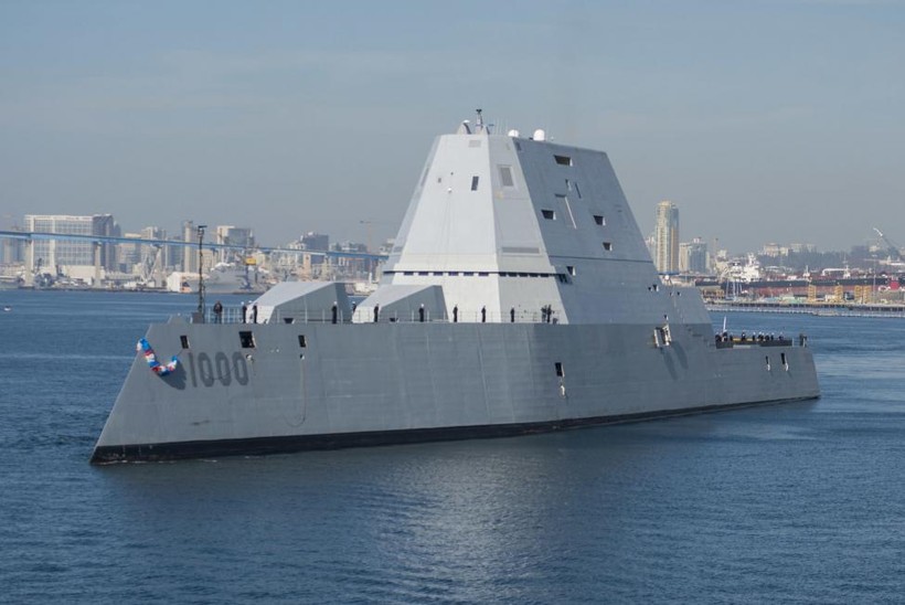 Tàu khu trục mang tên lửa USS Zumwalt đến căn cứ thường trú mới tại San Diego. Zumwalt là khu trục hạm tàng hình công nghệ tiên tiến nhất của hải quân Mỹ, bắt đầu được triển khai các hệ thống tác chiến, tiến hành thử nghiệm và đánh giá, thực hiện phối hợp hành động với hạm đội. Ảnh của sĩ quan hải quân cấp úy hạng 3 Emiline L.M.Senn thuộc Hải quân Mỹ.