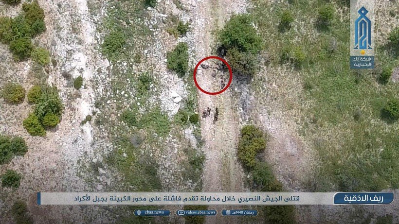 Một xe bộ binh chiến đấu BMP bị bắn hỏng, một số binh sĩ Syria thương vong trên đường tấn công vào Latakia. Ảnh trang Iba'a của HTS (Al-Qaeda Syria)