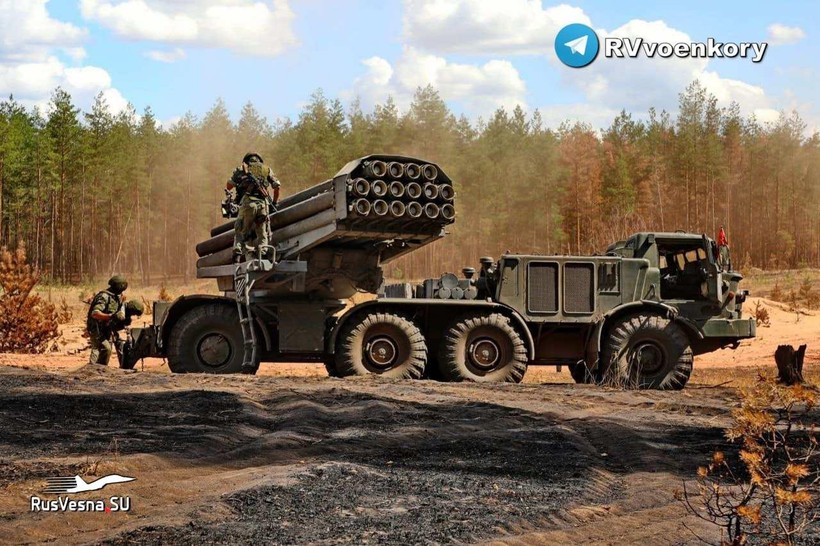 Pháo phản lực Uragan chuẩn bị chiến đấu. Ảnh RusVesna.