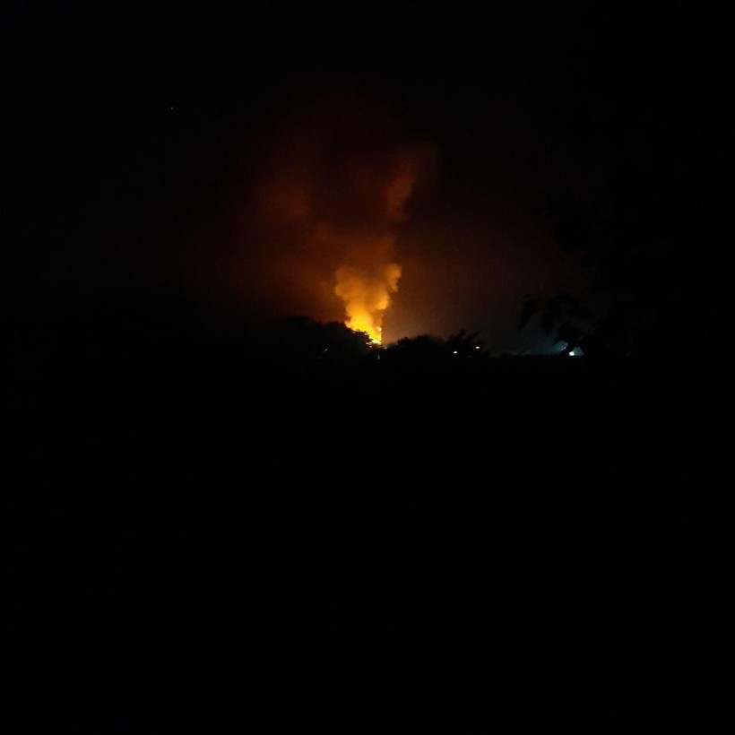 Cháy nổ ở làng Antonivka, gần Kherson, được cho là vị trí đóng quân của quân đội Nga. Ảnh Military Ukraine.