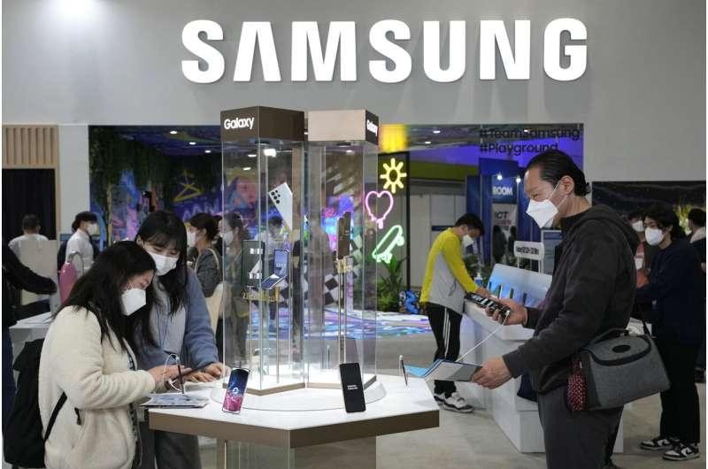 Khách tham quan dùng thử điện thoại thông minh Samsung Electronics Galaxy trong Triển lãm CNTT Thế giới 2022 tại Trung tâm Hội nghị và Triển lãm ở Seoul, Hàn Quốc ngày 20/4/2022. Ảnh: AP Photo / Ahn Young-joon,