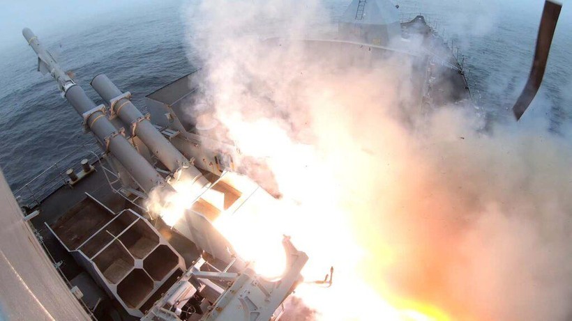 Một tên lửa chống hạm Harpoon phóng từ khu trục hạm HMS Westminster. Ảnh Hải quân Anh.