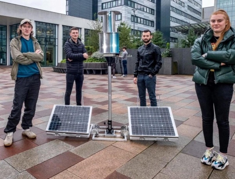 Scott McCulloch, Adam Friend, Jamie Whitehead và Rebekah Edgar với tua-bin gió đóng gói phẳng do học sinh 15 tuổi người Scotland phát minh, sẽ được sử dụng để giúp cung cấp điện cho các cộng đồng ở Kenya. Ảnh Peter Devlin/Đại học Glasgow Caledonian.