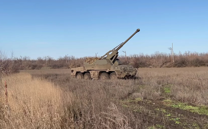 Quân đội Ukraine sử dụng pháo tự hành bánh lốp Dana trên chiến trường. Ảnh video Ukraine Militay Portal.