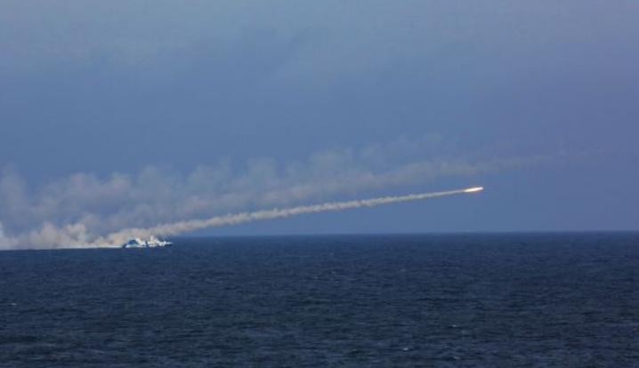 Ngày 1/8/2016, ba hạm đội lớn của Hải quân Trung Quốc tiến hành tập trận bắn đạn thật ở biển Hoa Đông. Trong hình là tàu tên lửa Trung Quốc bắn tên lửa chống hạm trong cuộc tập trận. Ảnh: Tin tức Tham khảo, Trung Quốc.