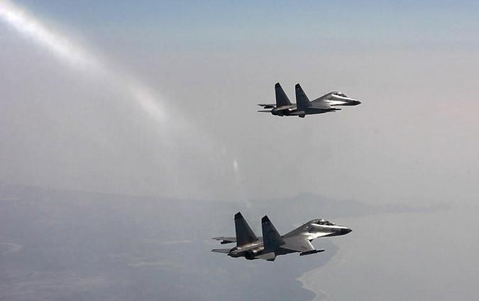 Từ ngày 19 - 21/7/2016, một sư đoàn không quân Hạm đội Nam Hải, Hải quân Trung Quốc tiến hành tập trận bắn đạn thật trên Biển Đông. Ảnh: CCTV Trung Quốc.