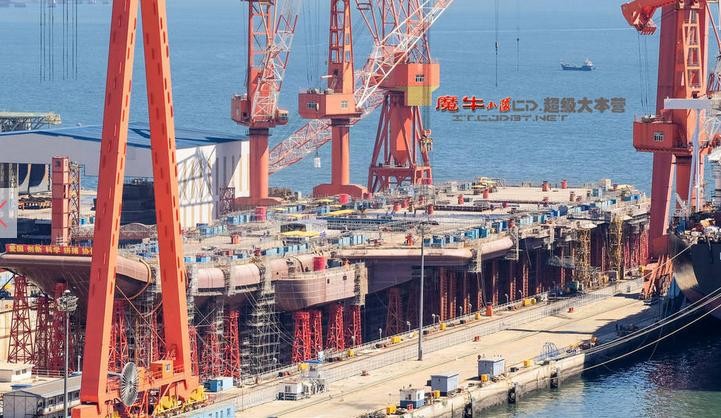 Tàu sân bay nội đầu tiên Type 001 Trung Quốc đã lắp đảo tàu. Ảnh: báo Phượng Hoàng, Hồng Kông.