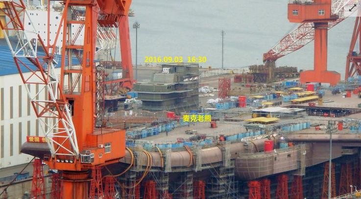 Tàu sân bay nội đầu tiên Type 001 Trung Quốc đã lắp đảo tàu. Ảnh: báo Phượng Hoàng, Hồng Kông.