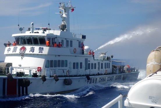 Tàu cảnh sát biển hung hăng ở vùng đặc quyền kinh tế, thềm lục địa của Việt Nam năm 2014 (ảnh tư liệu)