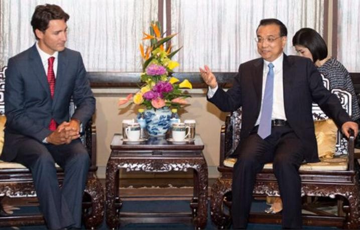 Thủ tướng Trung Quốc Lý Khắc Cường (bên phải) và Thủ tướng Canada Justin Trudeau. Ảnh: Tân Hoa xã