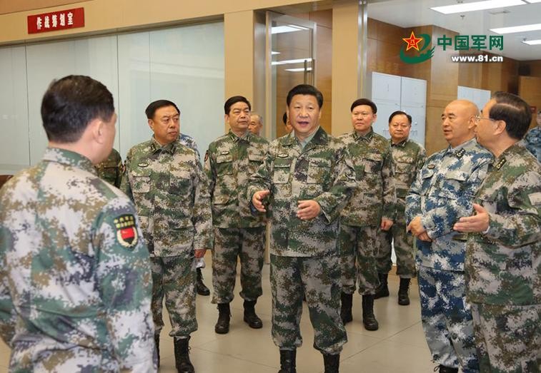 Ông Tập Cận Bình, Chủ tịch Trung Quốc đã đưa ra nhiều quan điểm về xây dựng, cải cách quốc phòng và quân đội. Trong hình là ông Bình đi thị sát Trung tâm chỉ huy tác chiến liên hợp Quân ủy Trung ương Trung Quốc vào ngày 20/4/2016. Ảnh: 81.cn