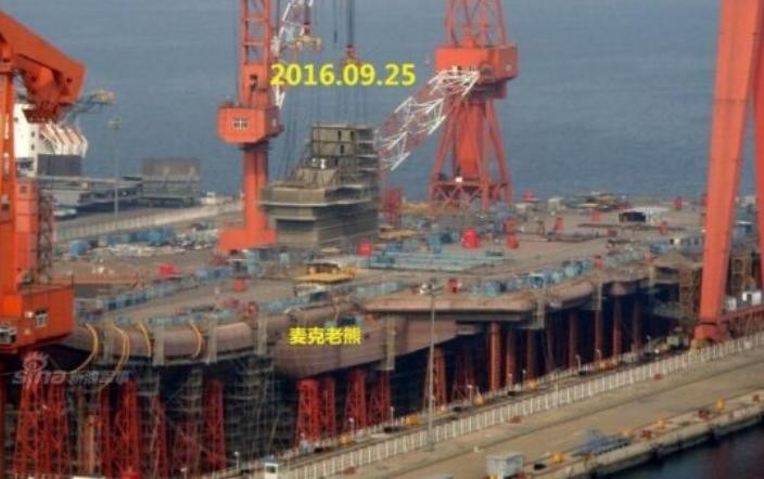 Hình ảnh về tiến triển chế tạo tàu sân bay nội đầu tiên của Trung Quốc do cộng đồng mạng cung cấp. Ảnh: Cankao