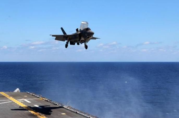 Máy bay chiến đấu tàng hình F-35B chuẩn bị hạ cánh trên boong tàu tấn công đổ bộ USS Wasp. Ảnh: Bành Bái.