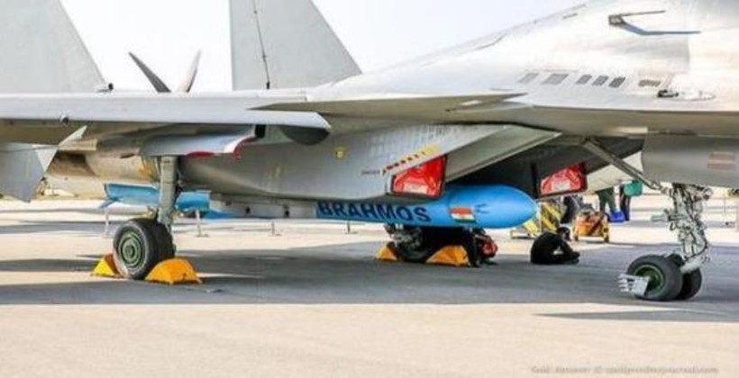 Tên lửa hành trình siêu âm BrahMos lắp cho máy bay chiến đấu Su-30MKI của Không quân Ấn Độ. Ảnh: Sina
