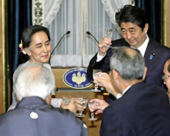 Bà Aung San Suu Kyi và Thủ tướng Nhật Bản Shinzo Abe. Ảnh: Kyodo News