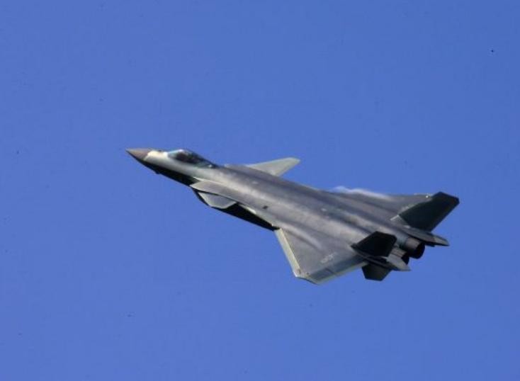 Ngày 1/11/2016, máy bay chiến đấu J-20 Trung Quốc bay biểu diễn ở Triển lãm hàng không Chu Hải. Ảnh: Cankao