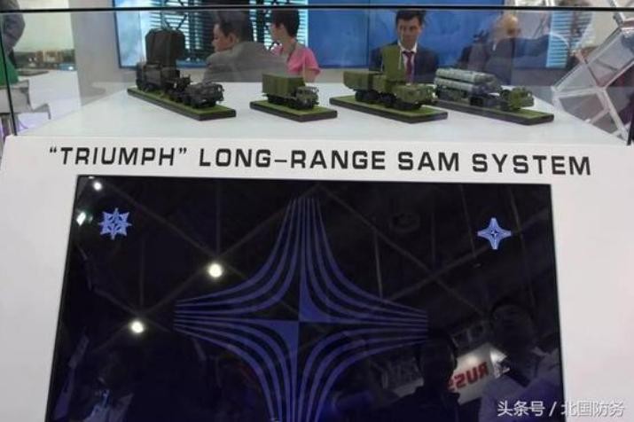 Tập đoàn Almaz-Antey tiến hành trưng bày hệ thống tên lửa phòng không S-400 ở Triển lãm hàng không Chu Hải, Trung Quốc. Ảnh: Sina