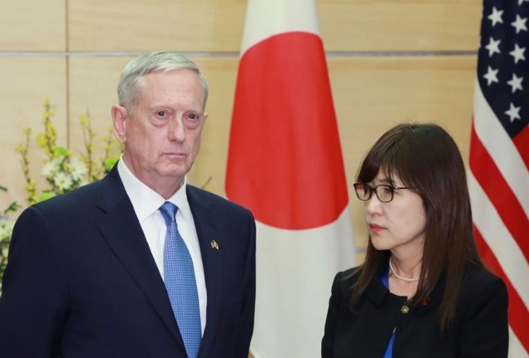 Tân Bộ trưởng Quốc phòng Mỹ James Mattis và Bộ trưởng Quốc phòng Nhật Bản Tomomi Inada. Ảnh: Rekord East