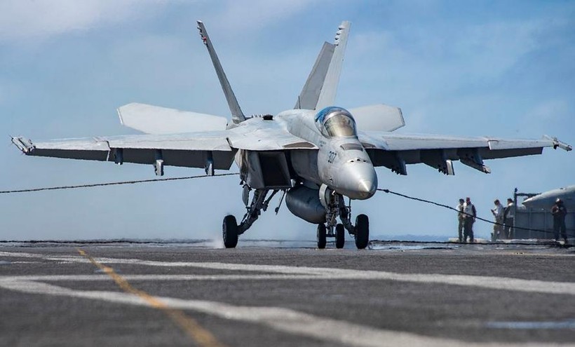 Máy bay chiến đấu F/A-18E Super Hornet hạ cánh trên tàu sân bay USS Carl Vinson, Hạm đội 3, Hải quân Mỹ. Ảnh: Wikimedia Commons