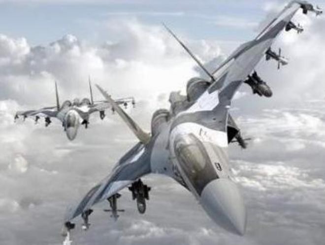 Biên đội máy bay chiến đấu Su-35 lắp đầy tên lửa. Ảnh: Sina