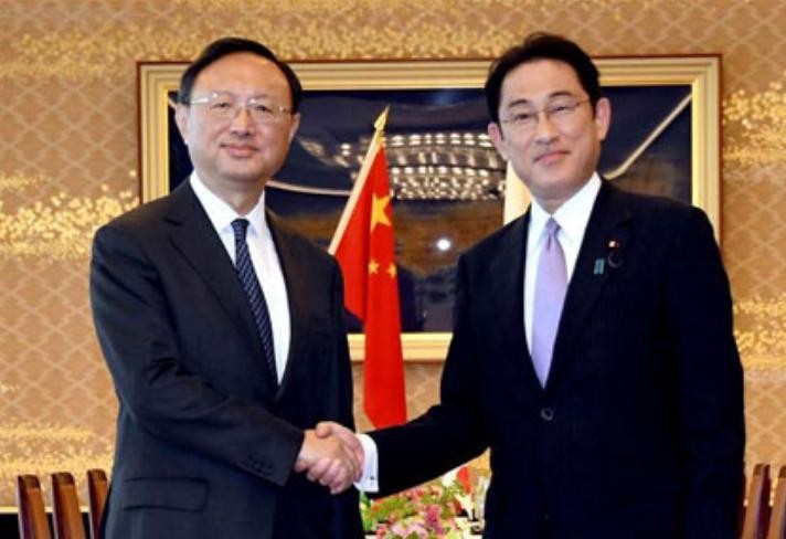 Ngày 30/5/2017, tại Tokyo, Nhật Bản, Ủy viên Quốc vụ Trung Quốc Dương Khiết Trì có cuộc hội đàm với Ngoại trưởng Nhật Bản Fumio Kishida. Ảnh: Tân Hoa xã