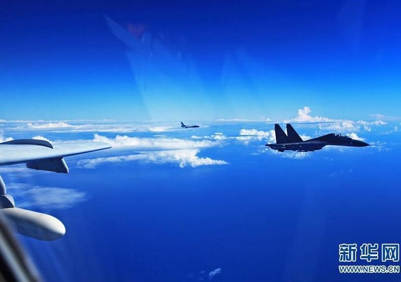 Máy bay ném bom H-6K và máy bay chiến đấu Su-30 Trung Quốc trong một cuộc tập trận. Ảnh: Tân Hoa xã