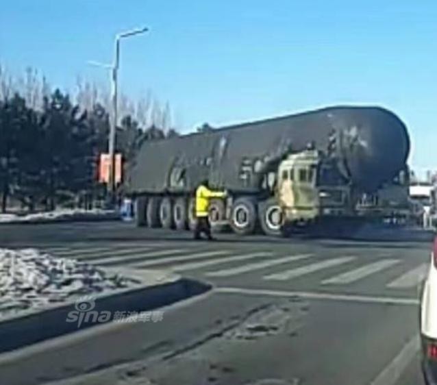 Hình ảnh này được cho là tên lửa đạn đạo xuyên lục địa Đông Phong-41 Trung Quốc. Ảnh: Sina.