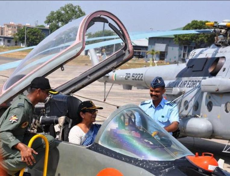 Bà Nirmala Sitharaman, Bộ trưởng Quốc phòng Ấn Độ ngồi trên máy bay. Ảnh: The Hindu.