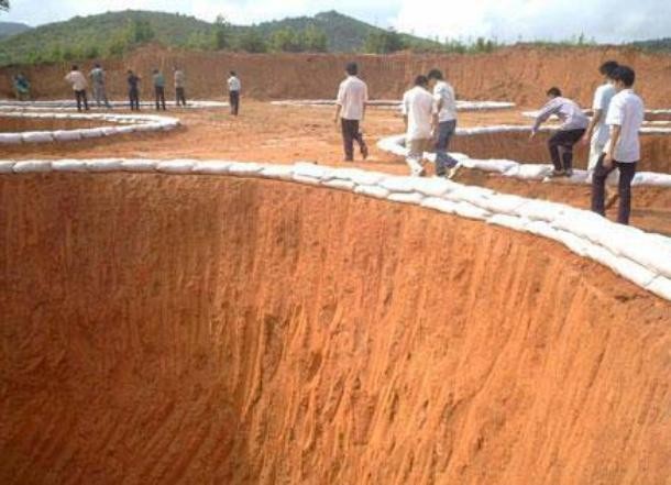 Khai thác đất hiếm ở Trung Quốc. Ảnh: People.