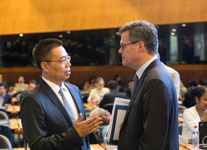 Ngày 26/7/2018, Đại diện Trung Quốc Trương Hướng Thần và Đại diện Mỹ Dennis Shea đã có cuộc "khẩu chiến" tại hội nghị của WTO. Ảnh: People's Daily.