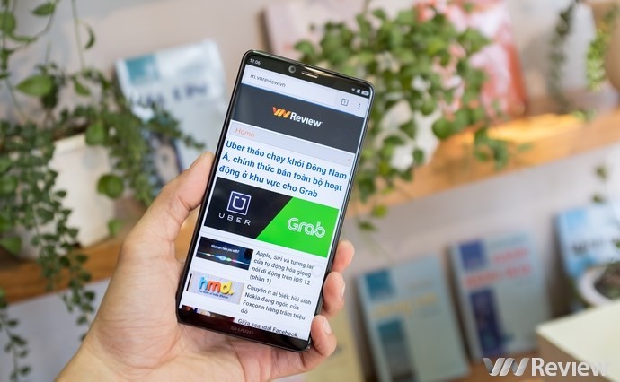 Cận cảnh Sharp Aquos S3 đầu tiên tại Việt Nam: màn tai thỏ 6 inch, Snapdragon 630, giá dự kiến 11 triệu đồng - Ảnh 1