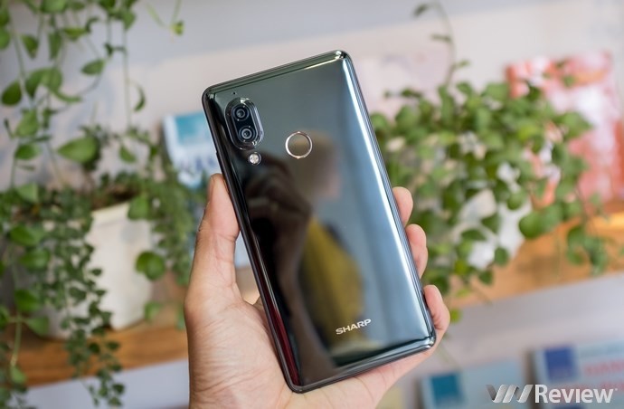 Cận cảnh Sharp Aquos S3 đầu tiên tại Việt Nam: màn tai thỏ 6 inch, Snapdragon 630, giá dự kiến 11 triệu đồng - Ảnh 12