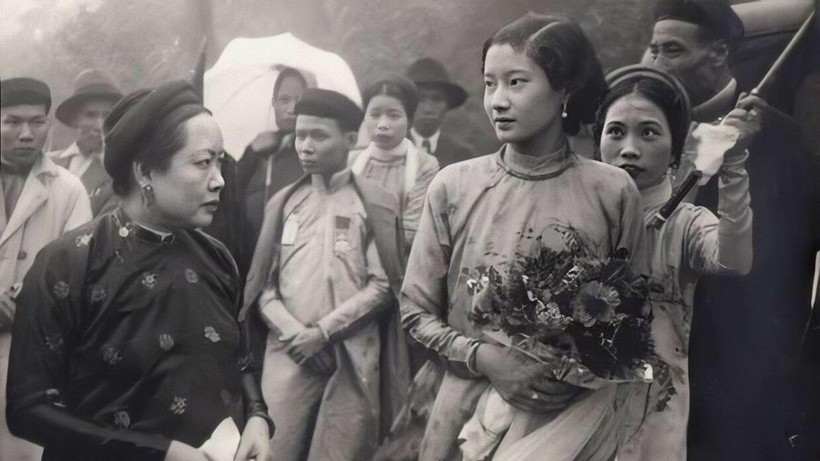 Chân dung Nam Phương hoàng hậu, Einstein được làm nét nhờ Remini