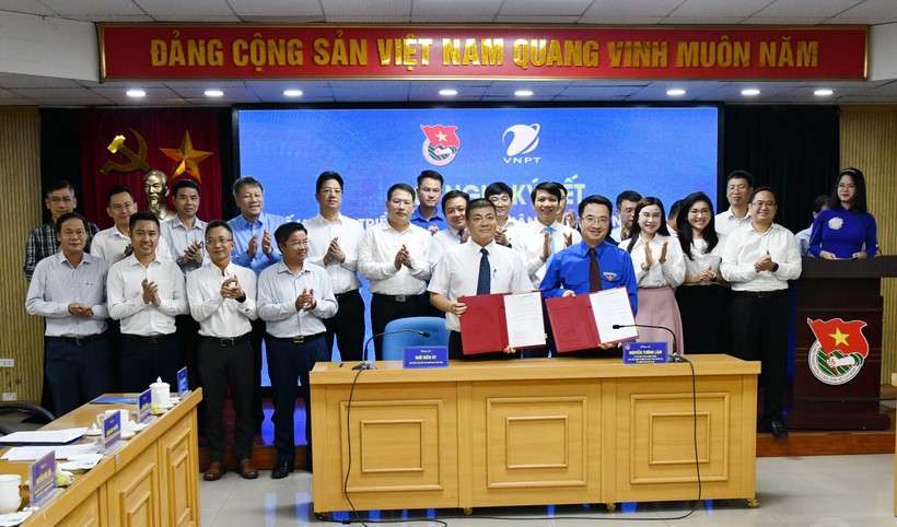 Tại lễ ký kết kế hoạch triển khai Thỏa thuận hợp tác năm 2024 giữa VNPT và Trung ương Đoàn z5449640981625_141d9950d805b847cff74ffc12c154b9.jpg