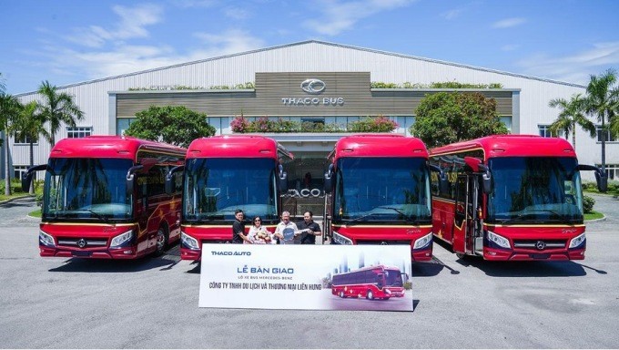 Đại diện Thaco Auto và Công ty Liên Hưng tại lễ bàn giao Đại diện Thaco Auto và Công ty Liên Hưng tại lễ bàn giao