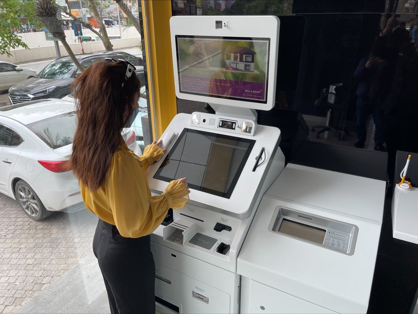 Hình ảnh giao dịch, thao tác, mở thẻ… thực tế tại Kiosk Bank anh KH.jpg